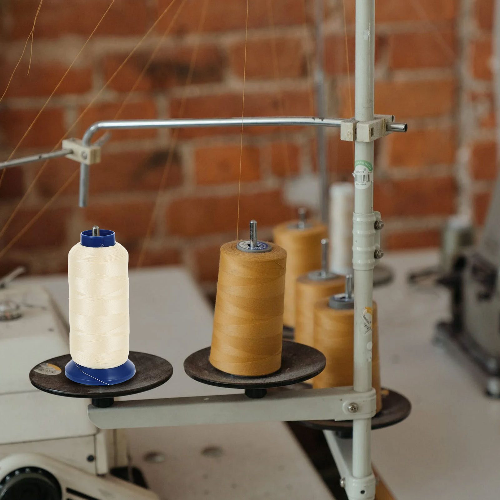 Sewing Knit - 3000ヤードの暗闇で光る発光縫い糸スプール、ライトブルー、刺繍、編み物、クロスステッチ、衣類、靴ひも用